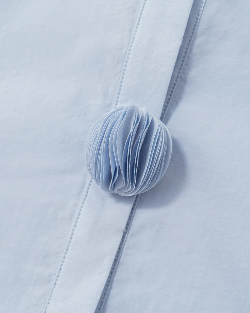 Langarm‑Hemd mit dezentem Crinkle‑Effekt und dekorativen Knöpfen